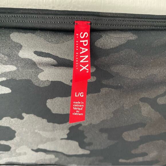 Spanx Faux Leather Matte Black Gray Camo Leggings size large - Picture 8 of 8